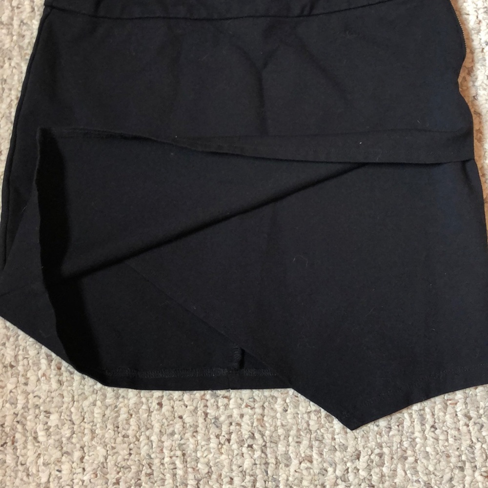 Black mini skirt - Picture 3 of 4